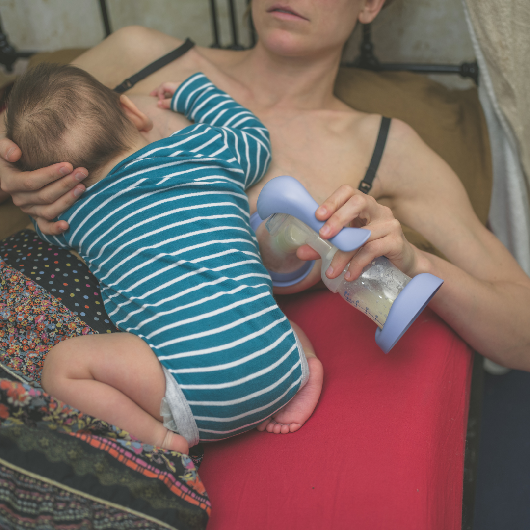 mother combining breastfeeding and pumping