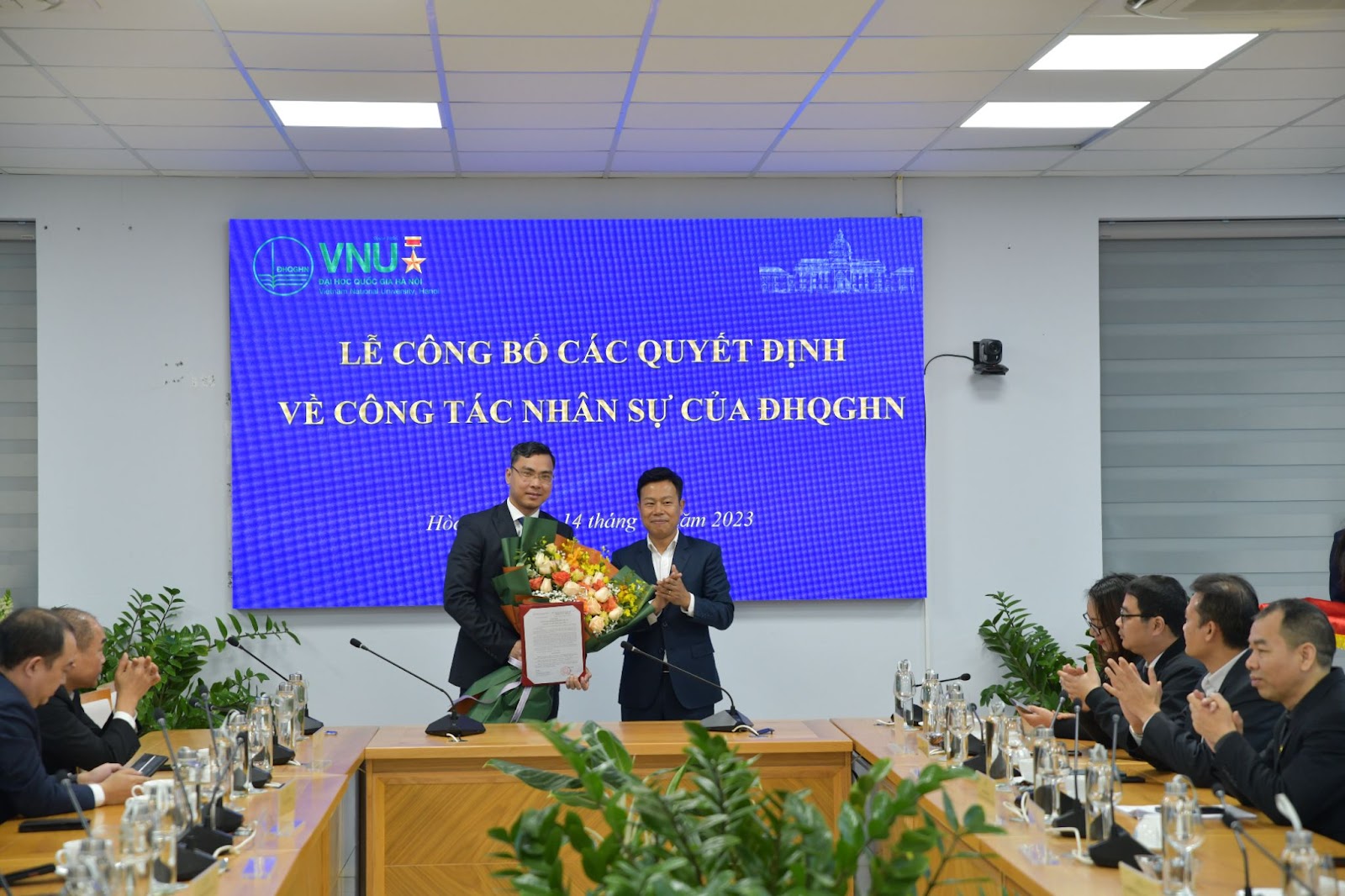 Le Président de l’UNV Hanoï Lê Quân a remis la décision de nommer le Directeur de l’IFI à M. Phùng Danh Thắng