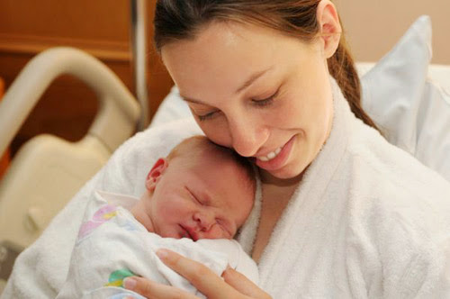 Sau khi sinh một giờ, bé nên được bú mẹ để tận hưởng sữa non