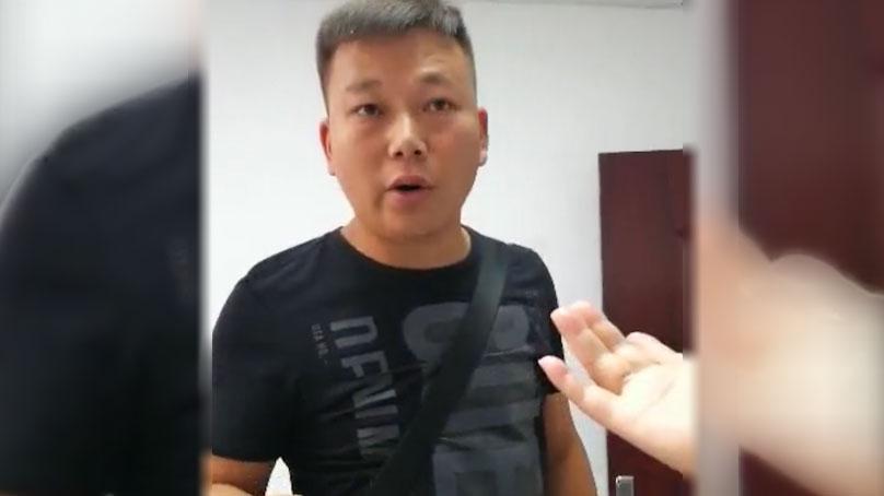 黄椿要求贵阳国保副大队长何x帆(男)出示拘留证被拒。(当事人提供/记者乔龙)