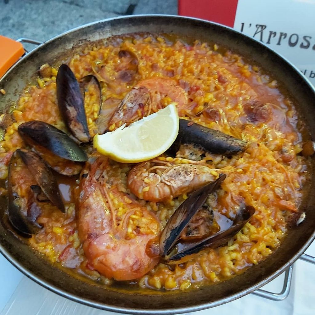 Un Restaurante singular es el restaurante Arrosseria Andorra donde podemos comer una gran variedad de Paellas y arroces caldosos, desde la típica paella mixta hasta el arroz caldoso de Bogavante Gallego