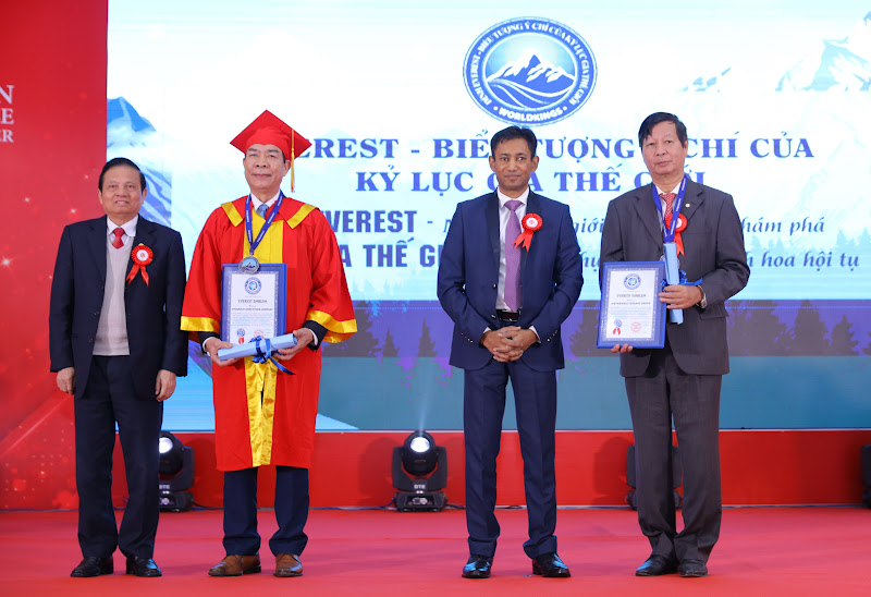 Trao giải thưởng Everest- Biểu tượng của Cộng đồng Kỷ lục Gia Thế giới tới Tập đoàn Vin Group và Tổ hợp Công ty CP Gốm Đất Việt.