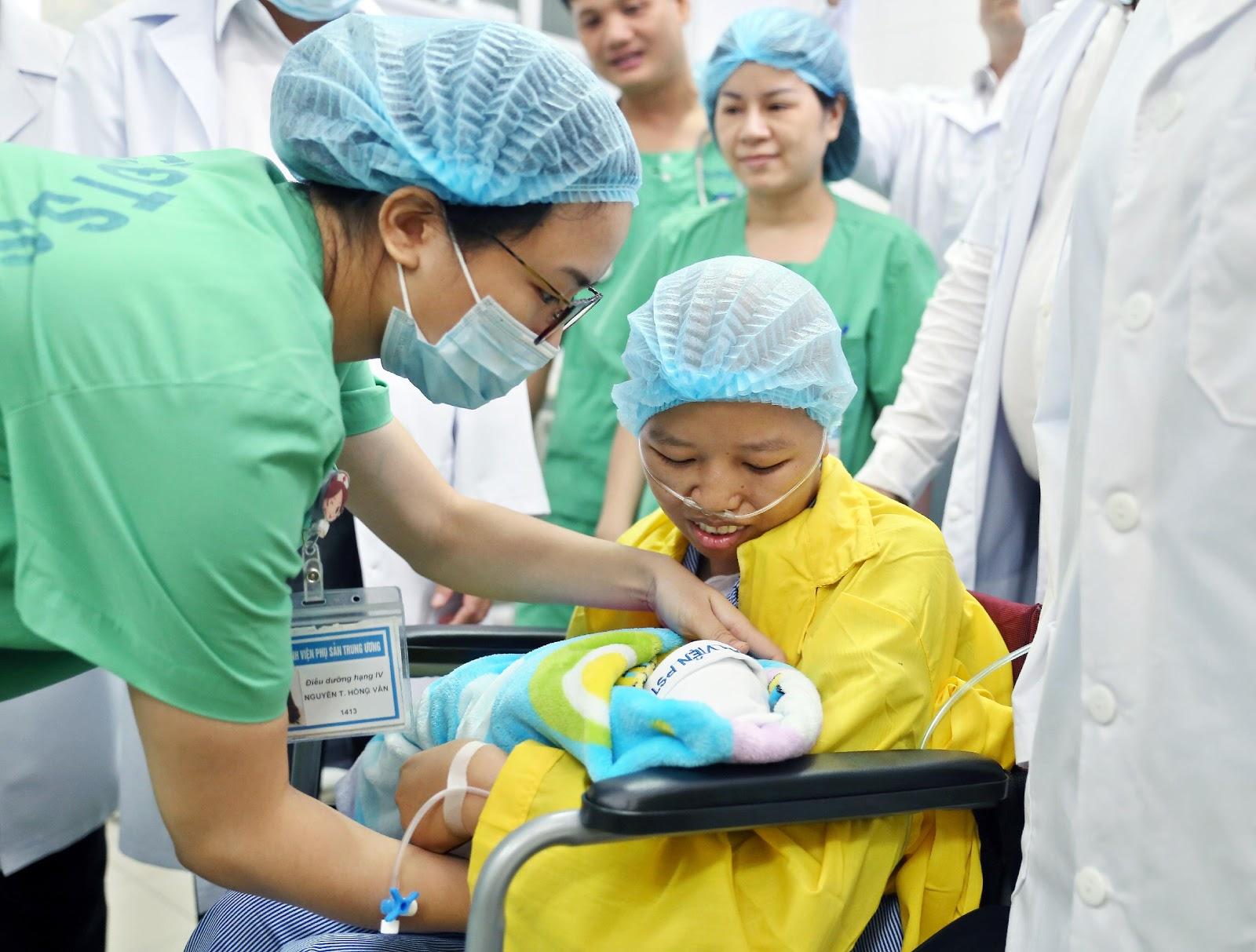 Bác sĩ trao con cho chị Liên tại Trung tâm Chăm sóc và điều trị trẻ sơ sinh, bệnh viện Phụ sản Trung ương. Ảnh: NVCC.