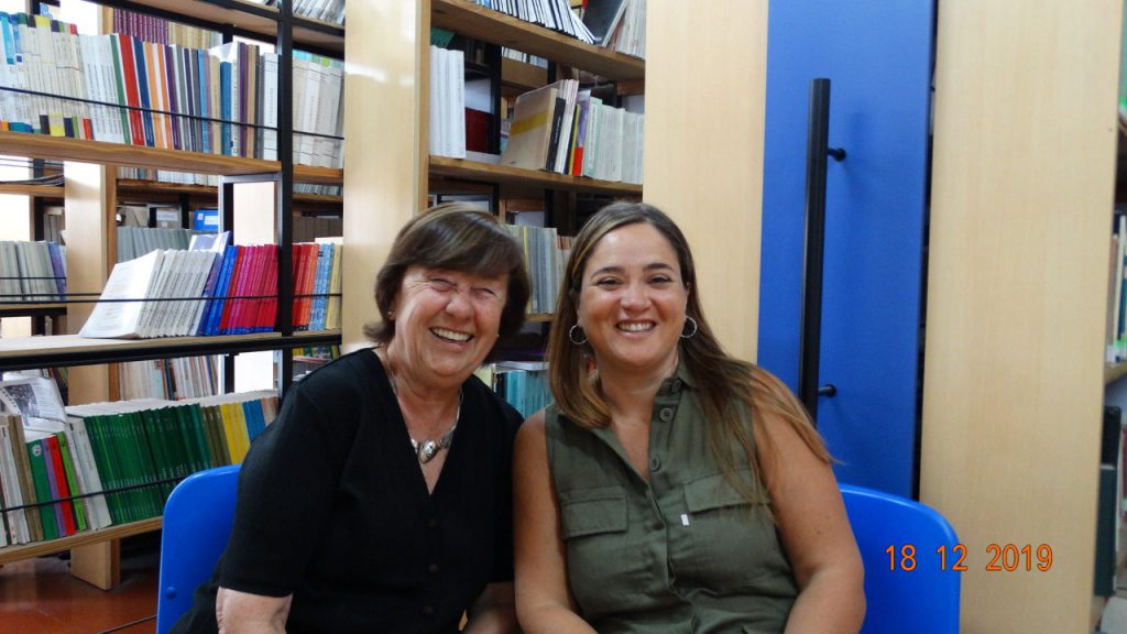 Una de las alumnas de las clases de Borges en la Universidad Católica, Beatriz Inchausti, junta a la investigadora Mariela Blanco.