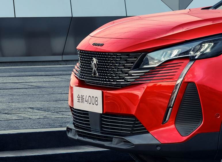 Logo của Peugeot 4008 Blackpack 2022 được chuyển sang màu đen