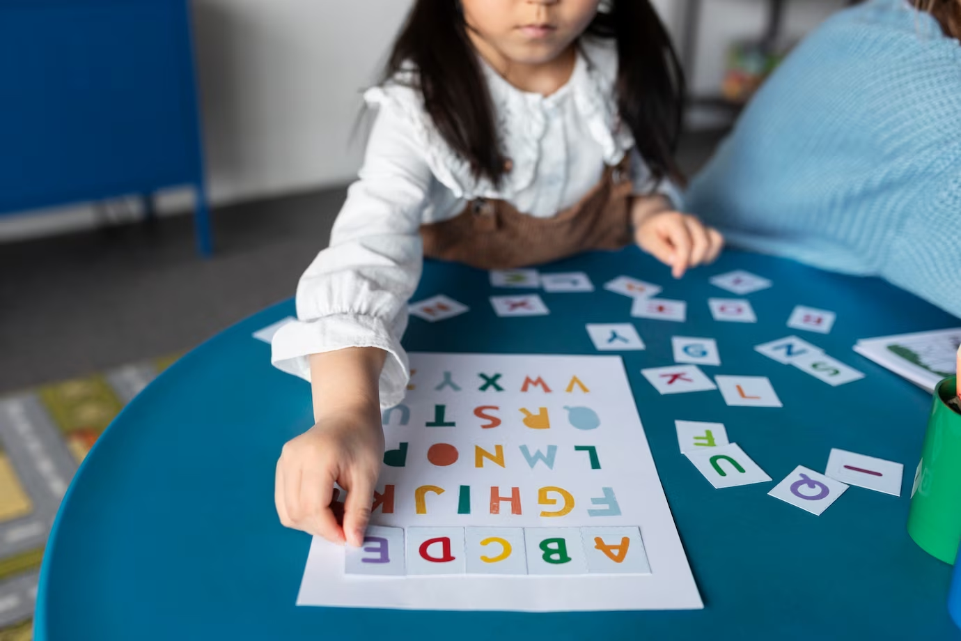 Phonics is being learned by a little girl