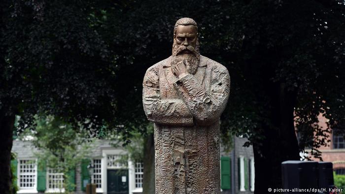 Engels statue in Wuppertal (picture-alliance/dpa/H. Kaiser)