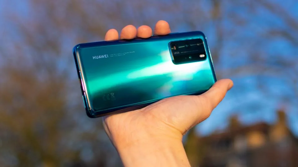 hand holding Huawei P30 Pro