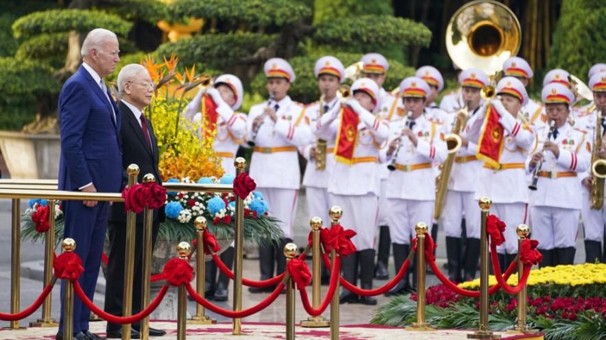 Tổng bí thư đảng Cộng sản Việt Nam, Nguyễn Phú Trọng (trái) tại lễ đón tổng thống Mỹ Joe Biden, Hà Nội, ngày 10/09/2023.
