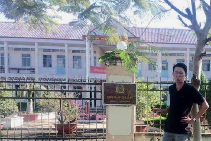 Facebooker Nguyen Lan Thang chup trước trụ sở công an huyện Lấp Vò, Đồng Tháp