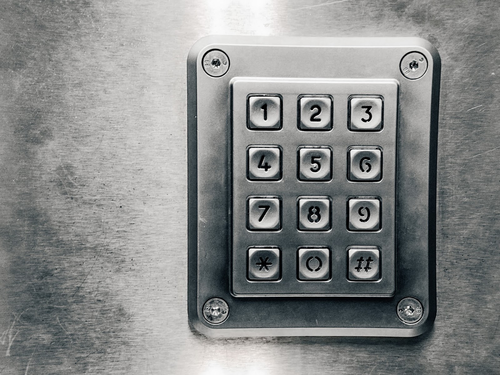 10 Benefits and Drawbacks of Keyless Door Locks