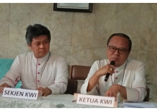 Archbishop Ignatius Suharyo of Jakarta (right) at the annual meeting of Indonesia's Catholic Bishops.  - RV