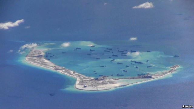 美国海军P-8A海神侦察机2015年5月21日在有争议的斯普拉特利群岛(南沙群岛)的美济礁上空拍摄到的数艘中国挖沙船。