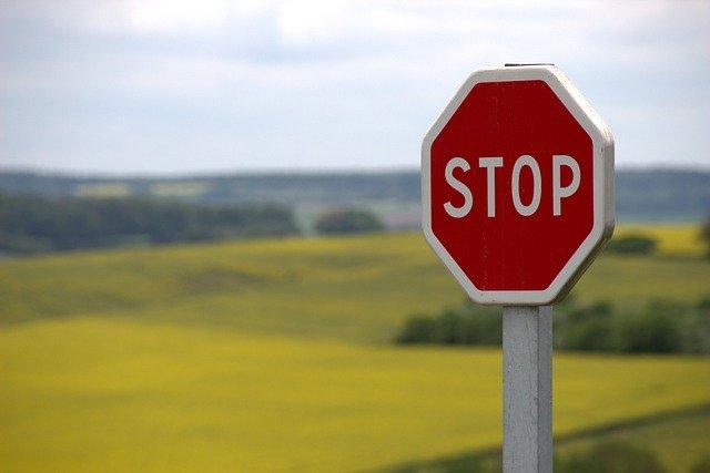 停止の道路標識

自動的に生成された説明
