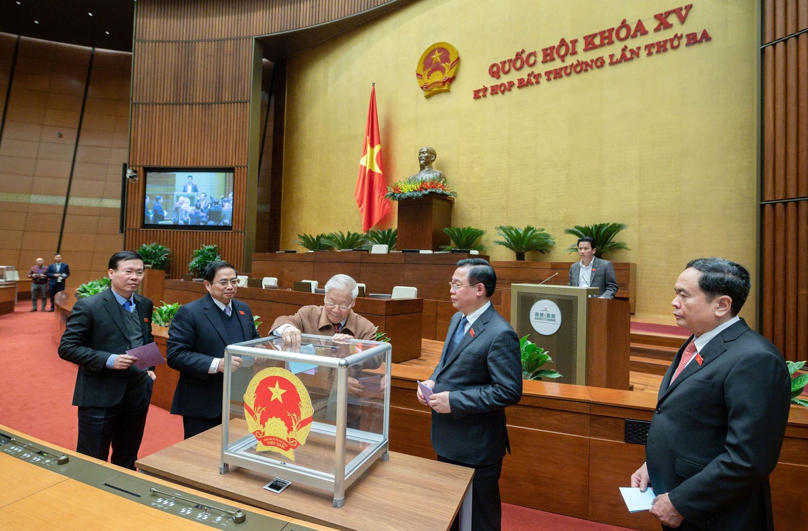 Lãnh đạo đảng, nhà nước bỏ phiếu miễn nhiệm ông Nguyễn Xuân Phúc vào chiều 18/1/2023. Nguồn: TTXVN.