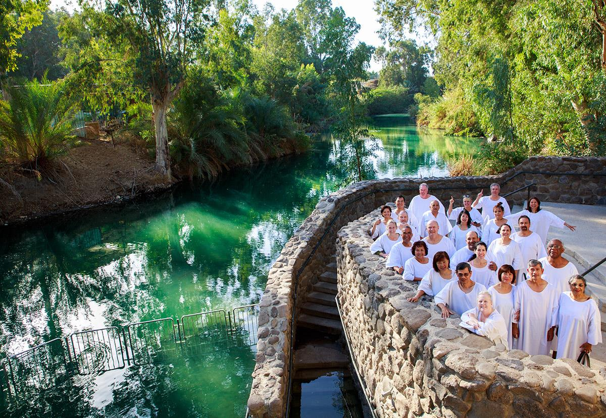 Cristãos de todo o mundo vão ao rio Jordão fazer o ritual de batismo | Foto: Sholeh Munion