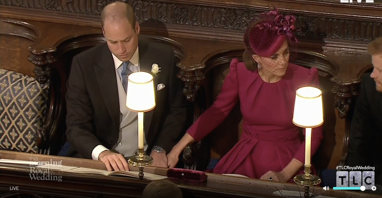 Hoàng tử William và Công nương Kate gây sốt cộng đồng mạng với khoảnh khắc tình tứ tinh tế tại đám cưới em họ - Ảnh 2.