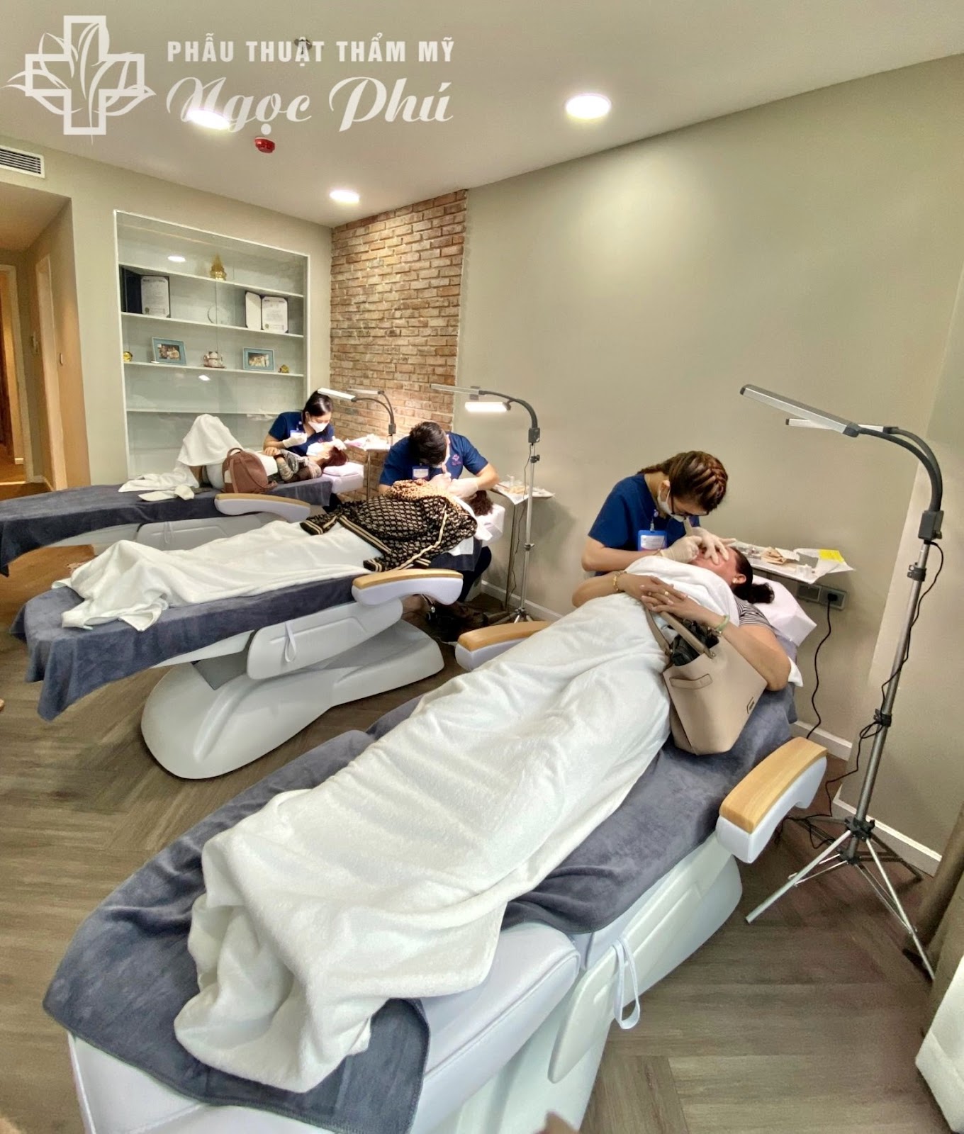  yếu tố quan trọng đầu tiên đó là chọn được cơ sở làm đẹp chất lượng, an toàn và uy tín.