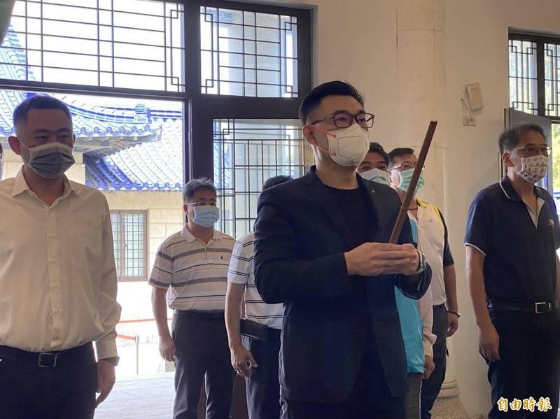 國民黨主席江啟臣(中)由金門縣長楊鎮浯(左)陪同,前往太武山忠烈祠向陣亡將士忠靈上香。(記者吳正庭攝)