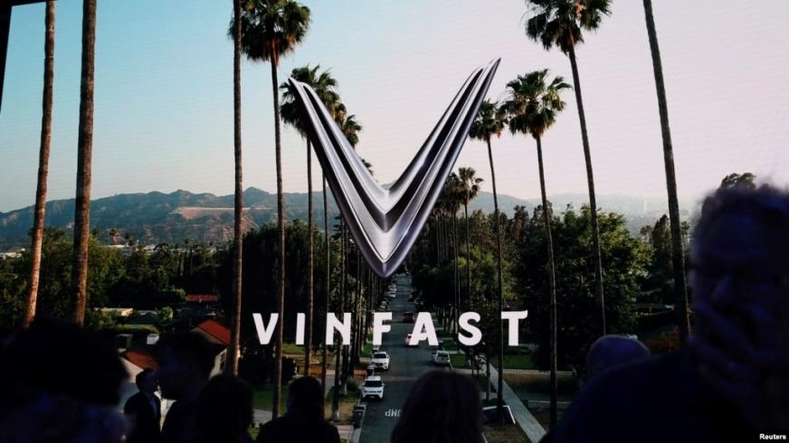 Một logo của hãng xe điện Việt Nam VinFast trên màn hình ở Triển lãm Auto Show ở Los Angeles, California, của Mỹ hôm 17/11/2022.