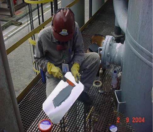 Técnico realizando a preparação com lixa manual para fazer a fixação de chapas. 

