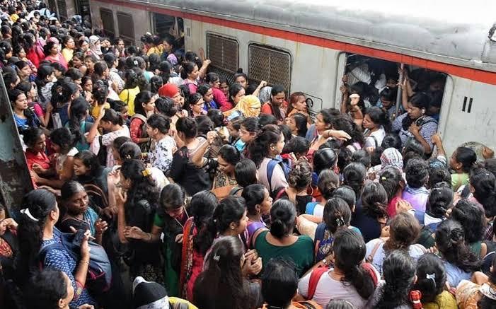 mumbai train peak hours