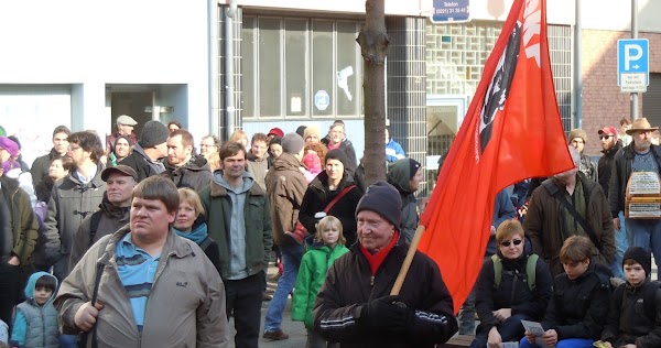 Reinhold mit Thälmannfahne.