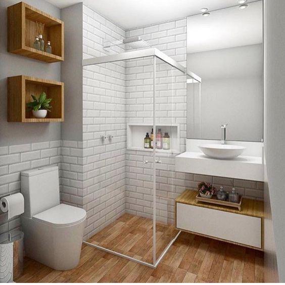 32 Inspirações de banheiros com porcelanato amadeirado - banheiro com piso amadeirado, azulejo subway tiles branco  e louças brancas. 