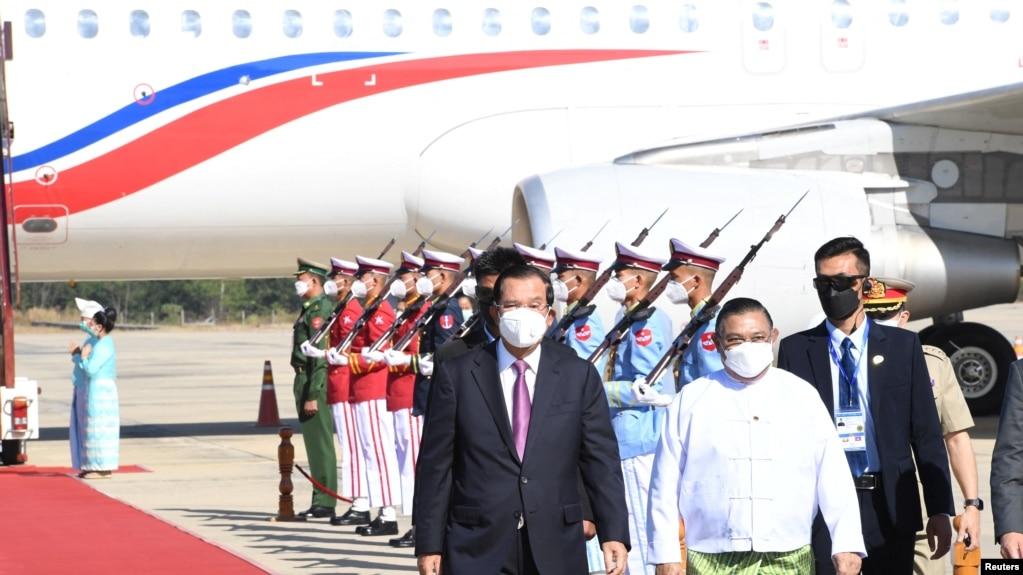 Ngoại trưởng Myanmar Wunna Maung Lwin chào đón Thủ tướng Campuchia Hun Sen ở thủ đô Naypyitaw hôm 7/1 năm 