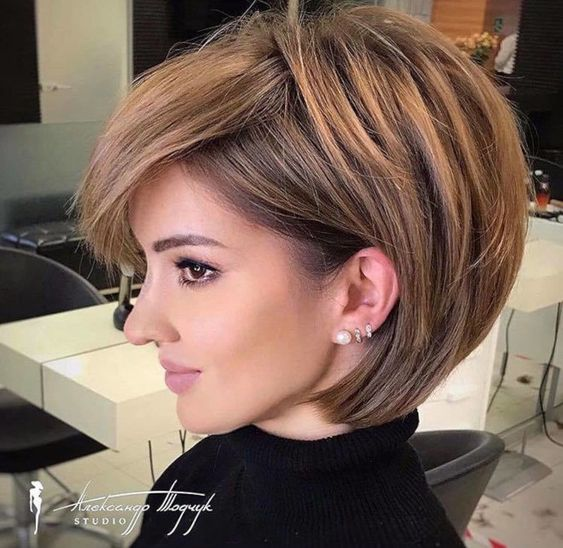 a beautiful lady wearing highlighting for short hair on a bob