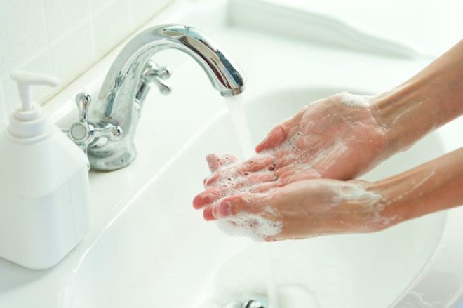 Rửa tay sạch sẽ bằng xà phòng