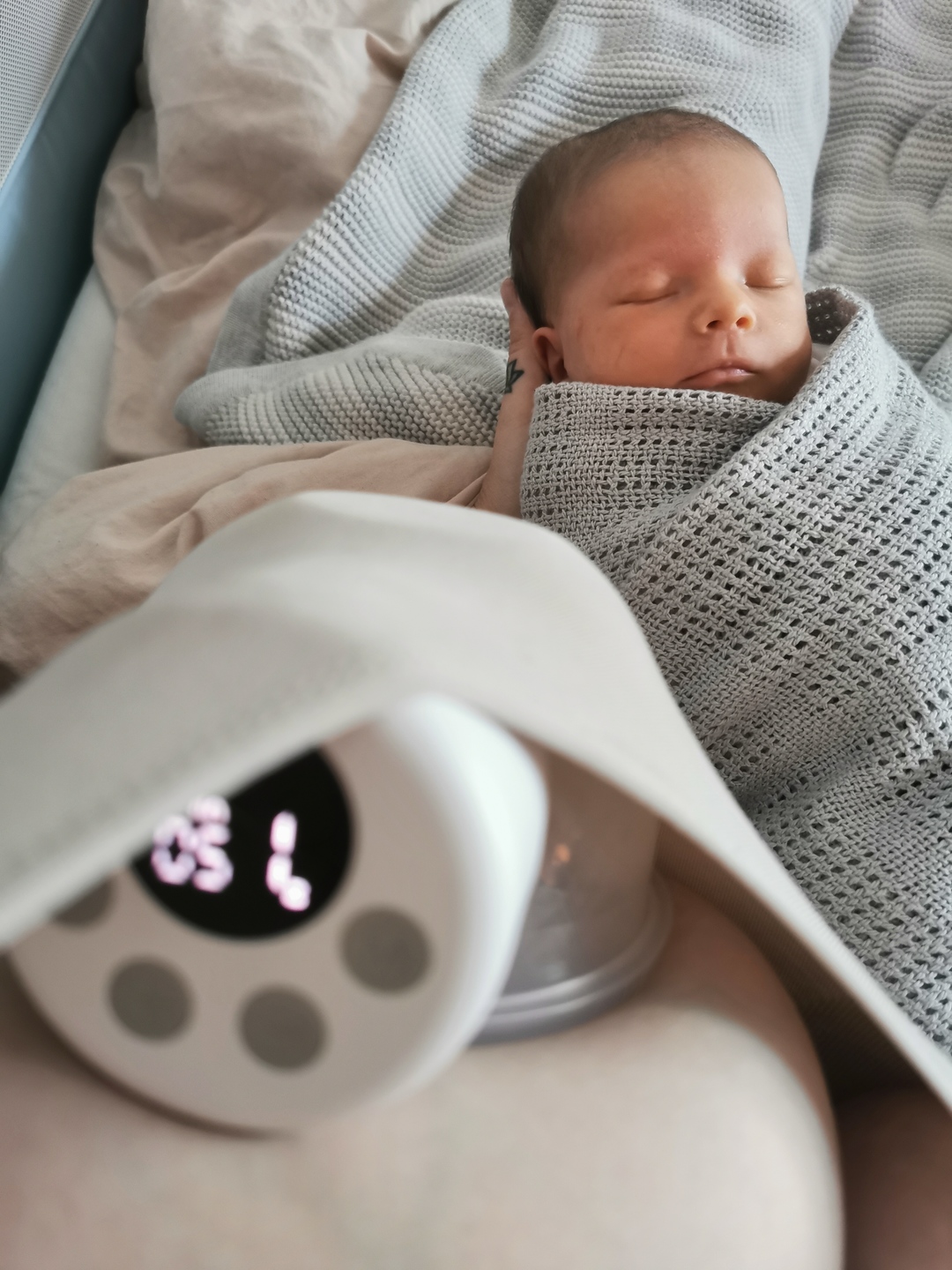 mother pumping with Fraupow hands-free breast pump