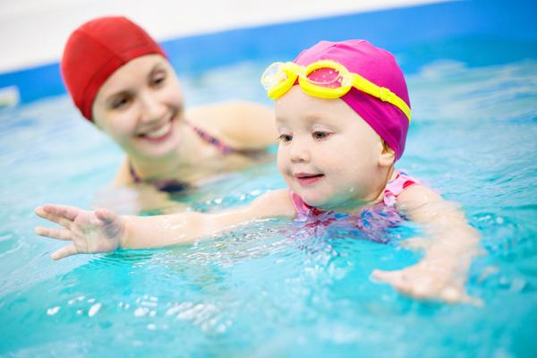 6 ข้อดี ของการฝึกลูกว่ายน้ำตั้งแต่เด็ก ที่คุณแม่ไม่ควรพลาด2