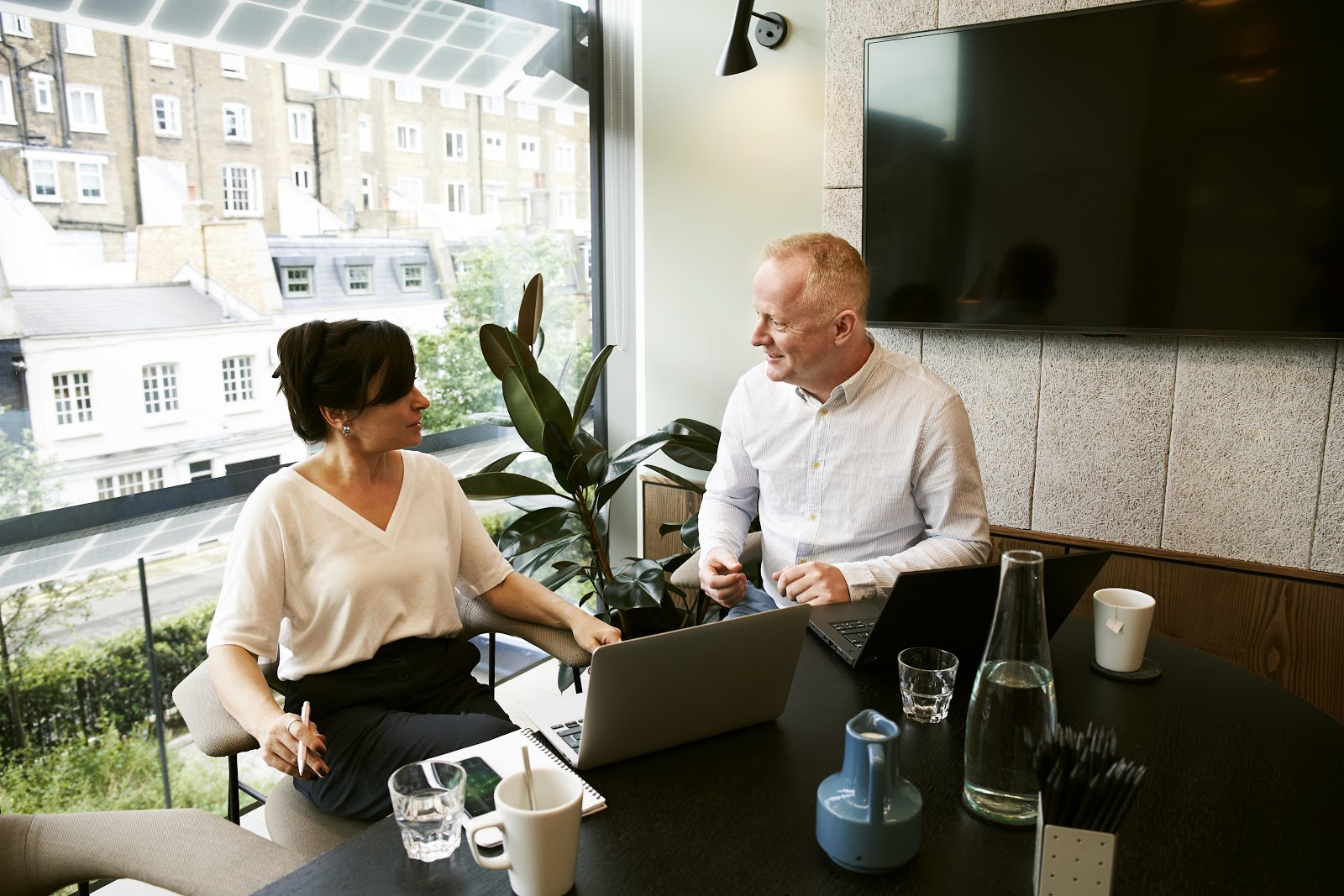 spiralny agent talking with client