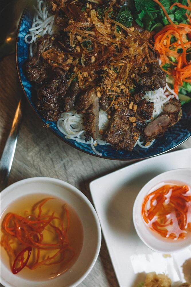 Grilled pork and sweet-sour fish sauce are match-made in heaven. Photo by Loes Klinker