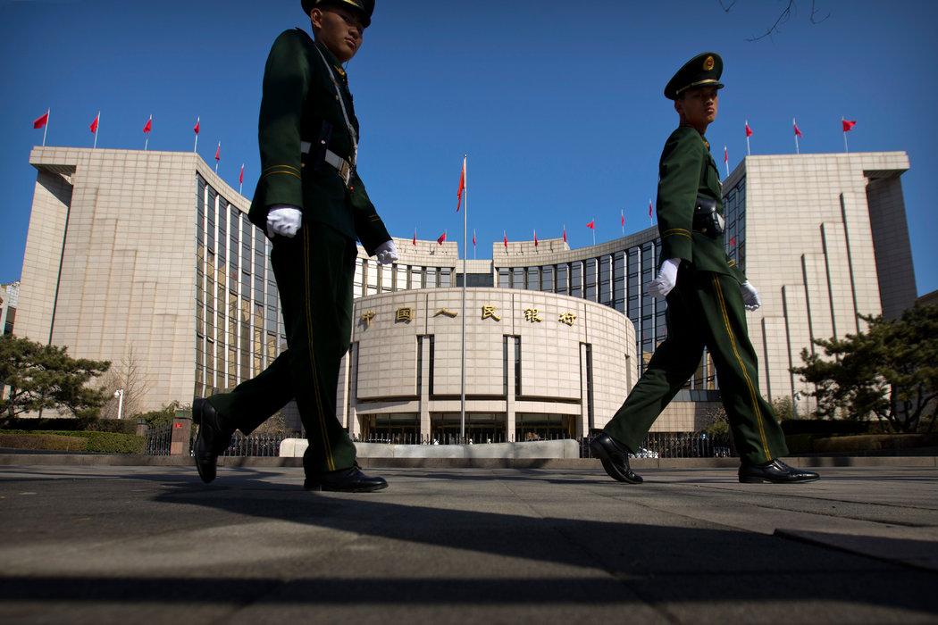 2017年,兩名武警從北京的中國人民銀行總部前走過。中國央行最近