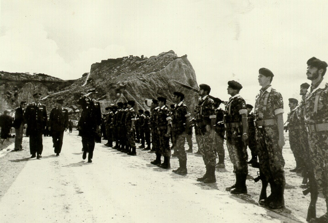 His Majesty King Juan Carlos I reviewing the paratroopers at the Bardenas Air Barracks in 1977.
