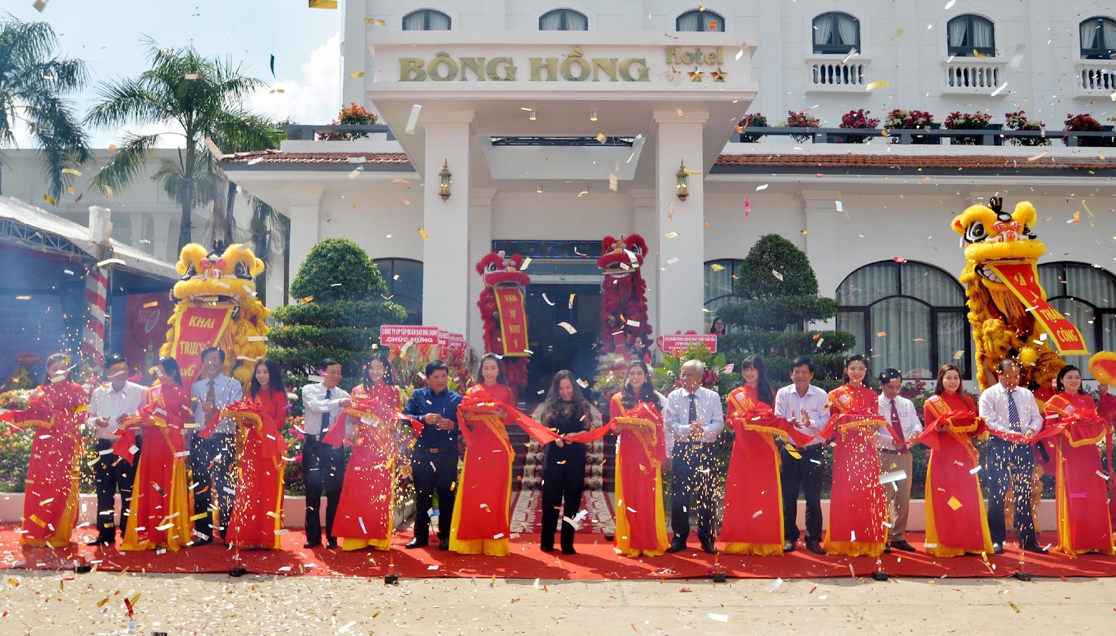 4. Các đại biểu cắt băng khánh thành Khách sạn Bông Hồng