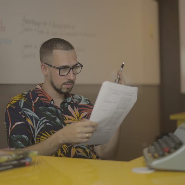Uma imagem contendo pessoa, no interior, homem, segurando
Descrição gerada automaticamente