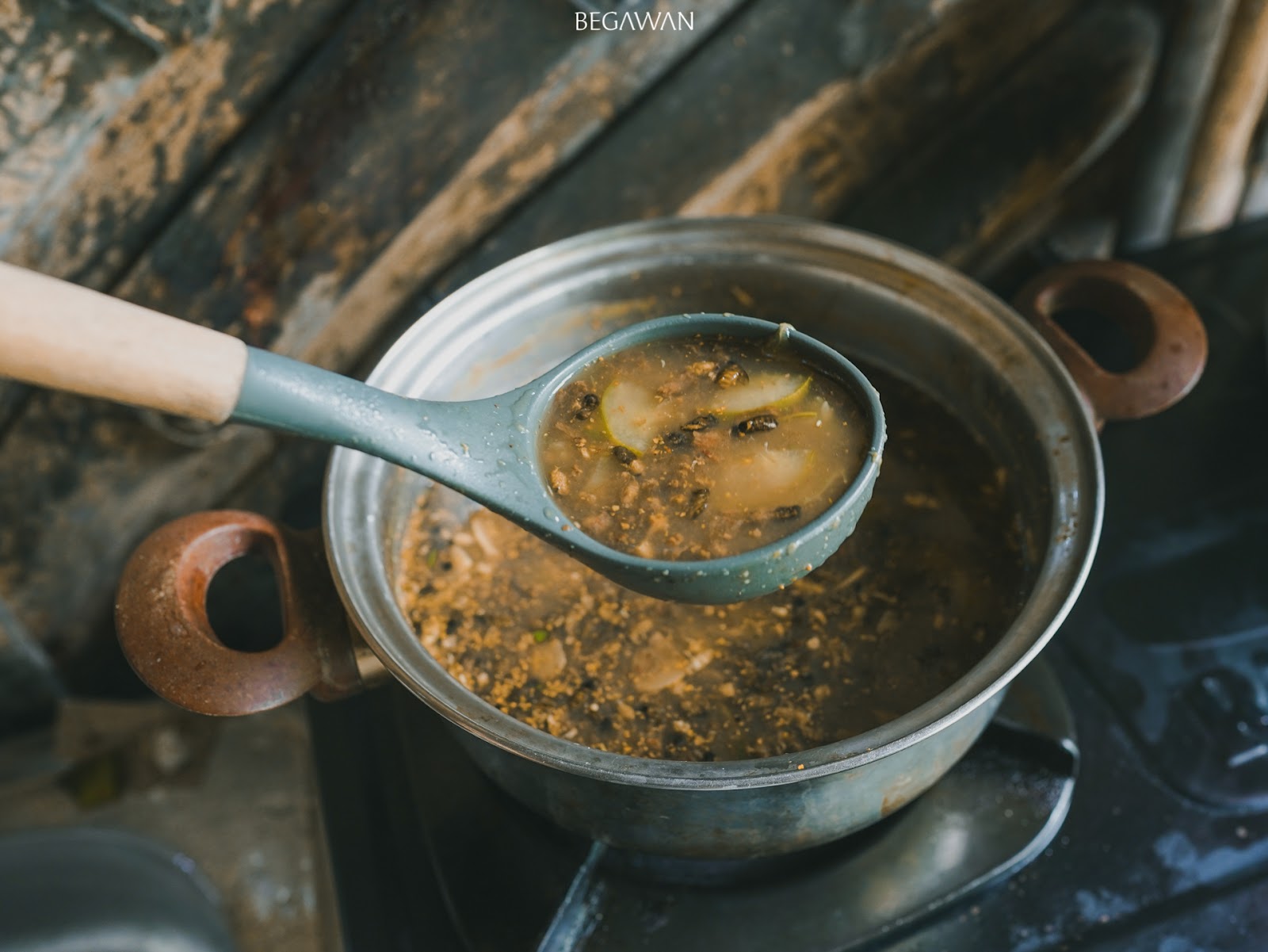 Facilitator cooked lawar nyawan for students to taste