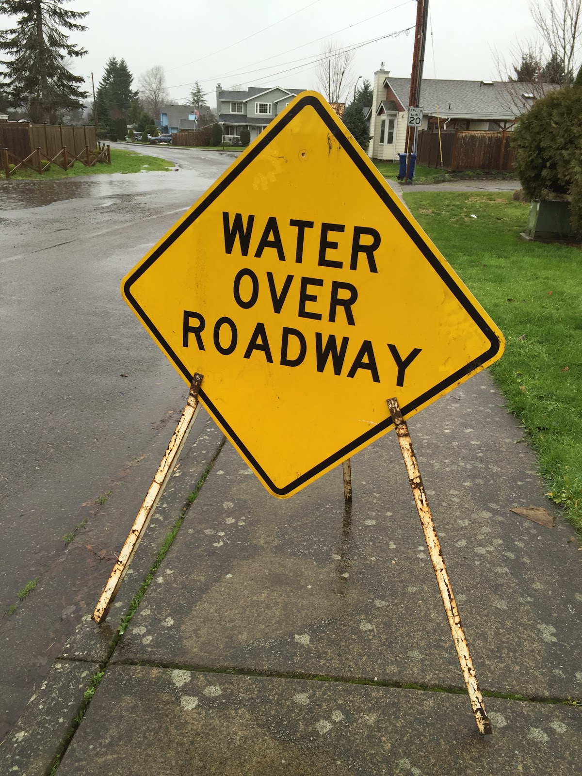 https://upload.wikimedia.org/wikipedia/commons/3/3a/WATER_OVER_ROADWAY%2C_warning_road_signs.jpg