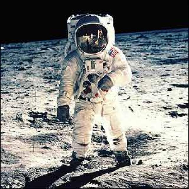 El 20 de Julio de 1969, en la Misión Apolo XI, el astronauta estadounidense Neil Amstrong se convierte en el primer ser humano en pisar la superficie de la Luna.
Dicho suceso, se convirtió en uno de los más grandes acontecimientos en la historia de la humanidad, debido al heroismo que represento el hecho de ir hacia nuevas fronteras más allá del Planeta Tierra.
Aunque hoy en día se ha cuestionado mucho sobre la autenticidad de estas imágenes ( hay quien aventura  que todo fue un montaje y que incluso pudo ser Stanley Kubrick quien realizase la filmación de las que se tomaron las fotografías) , para muchos aún esta grabada la imagen de Neil Amstrong en la superficie del planeta lunar.