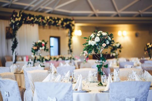 Mesa de jantar de festa de casamento com flores decorativas