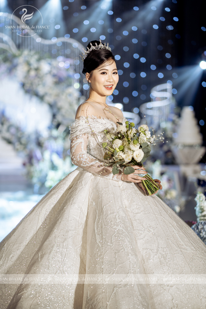 Nụ cười hạnh phúc của cô dâu đại sứ Linh Trần