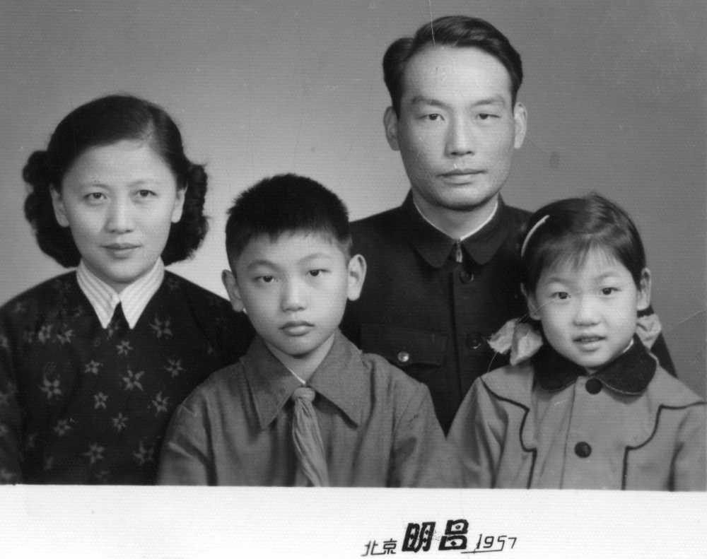 熊蕾的父親熊向暉為中共隱蔽在國民黨內部12年的紅色特工。 （紀錄片《隱蔽的父親》圖片）