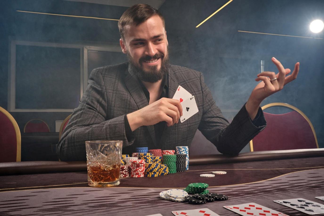 C:\Usuários\d3str\Downloads\homem-moreno-travesso-terno-clássico-joga-pôquer-sentar-mesa-cassino-fumando-ele-faz-apostas-esperando-pelo-grande-ganhar-jogar-dinheiro -jogos -fortuna .jpg