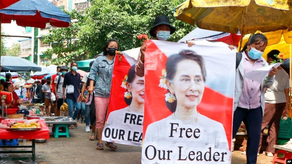 Những người biểu tình Myanmar đòi chính quyền quân đội trả tự do cho bà Suu Kyi.
