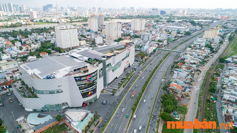 Gần nhiều trung tâm thương mại lớn