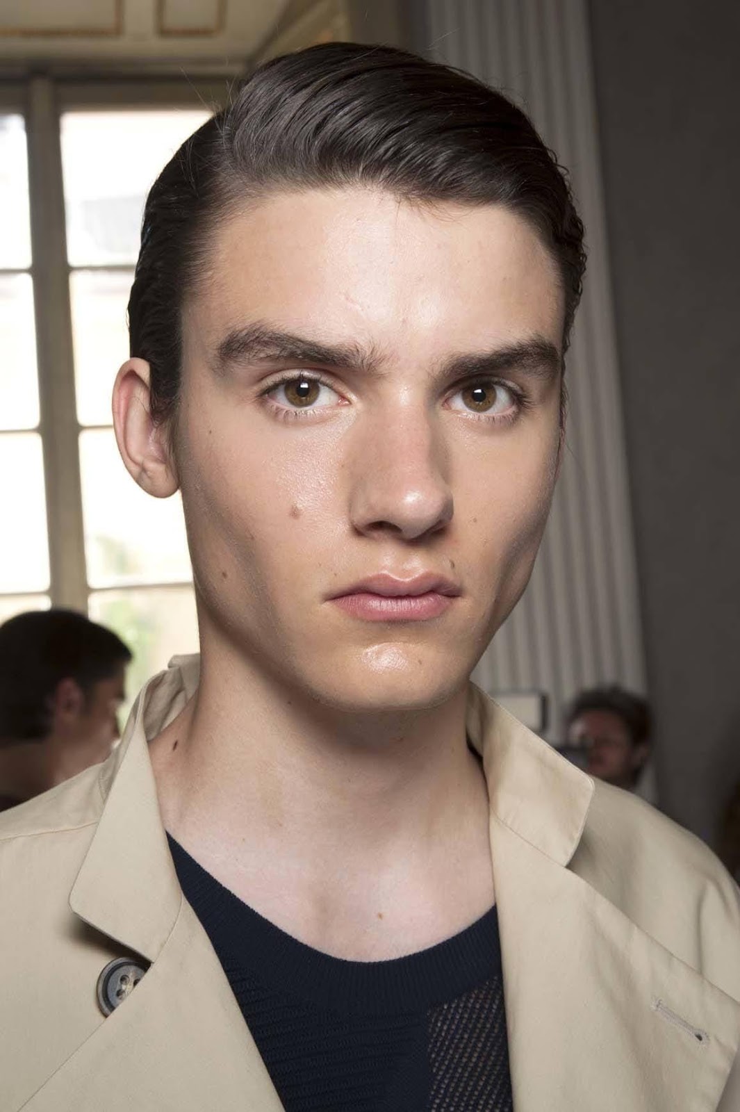 kiểu tóc thể thao side slicked.