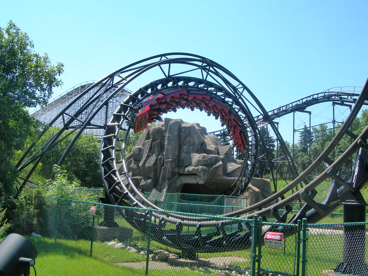 File:Demon Roller Coaster.jpg - Wikimedia Commons